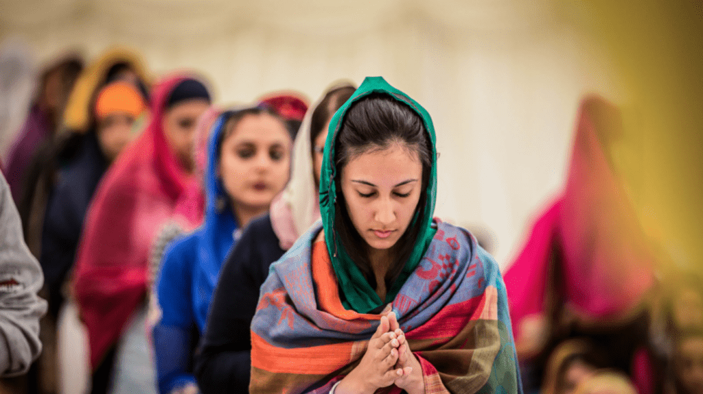 Women in prayer reflect Guru Nanak’s teachings of equality and inner divinity