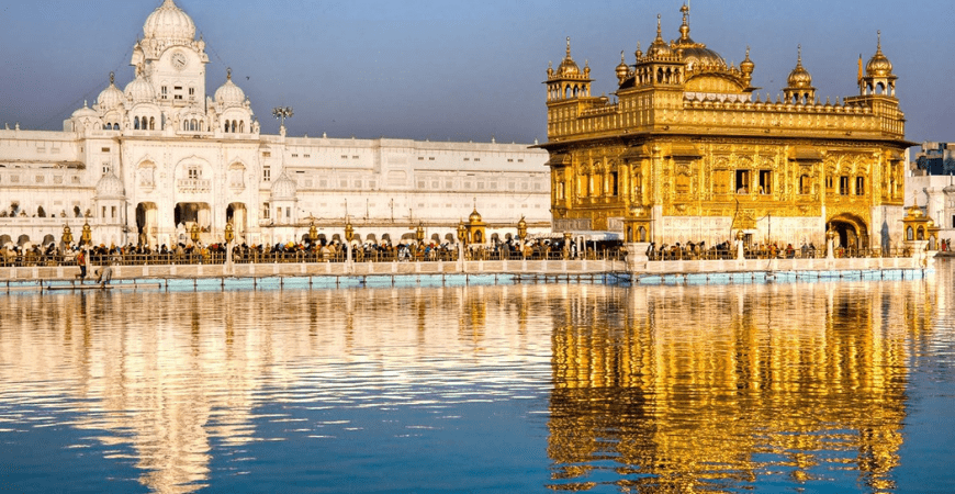 Langar at Golden Temple showing Sikh seva, equality, and community service